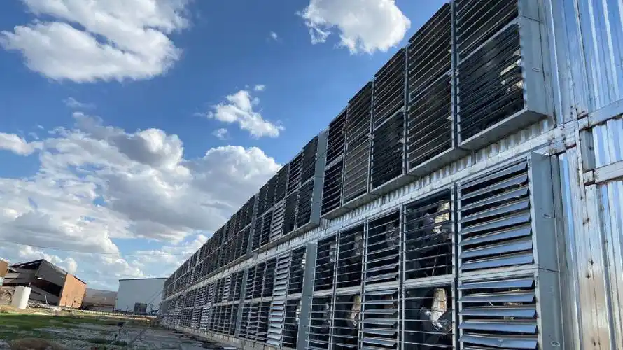 High-efficiency mining farm hosting multiple mining rigs in a temperature-controlled environment